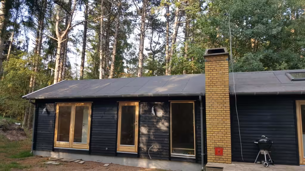 Front billede af ny tilbygning på sommerhus i træ, Bjerge Strand