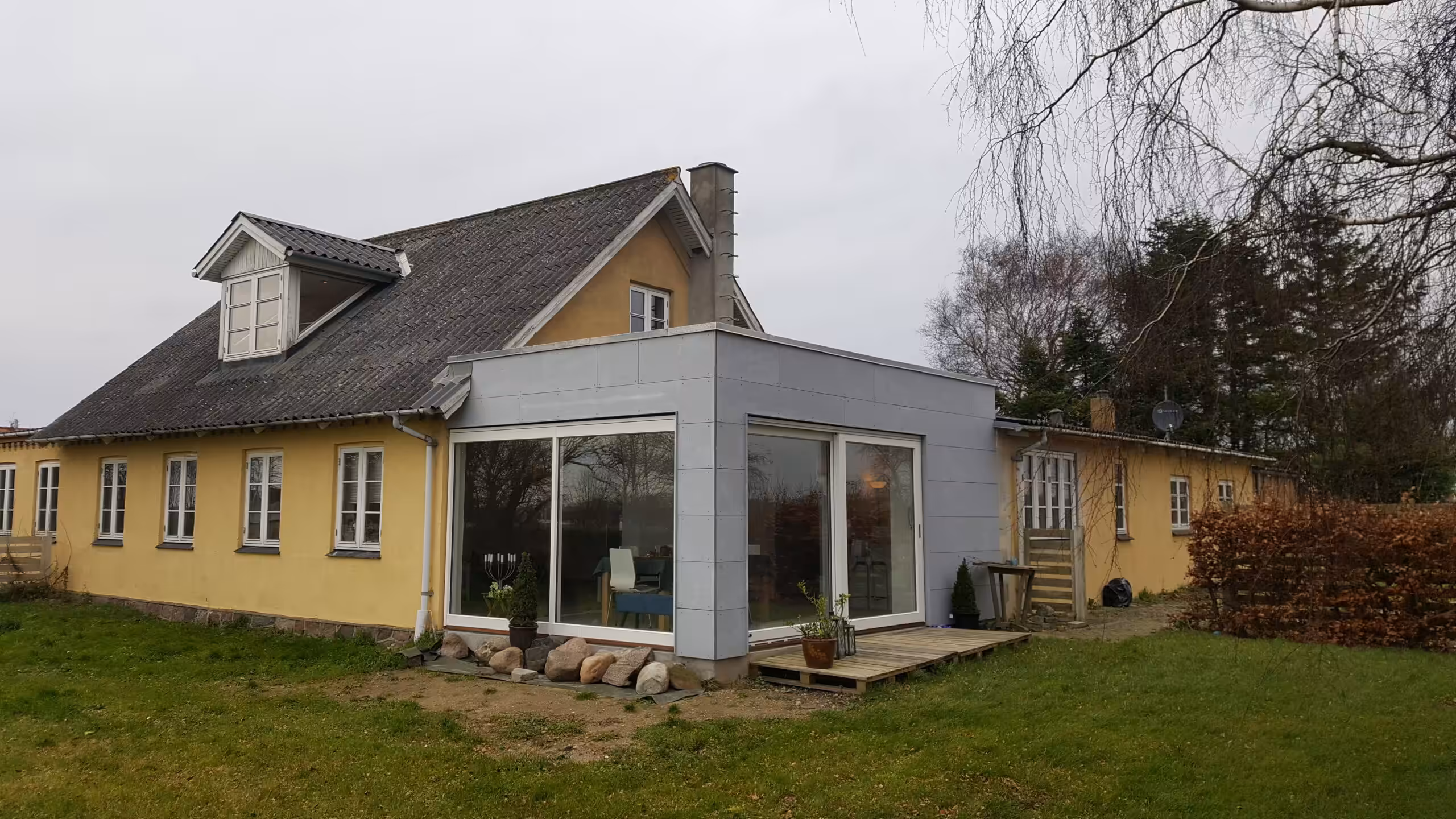 Moderne tilbygning på landvilla med panorama vinduer