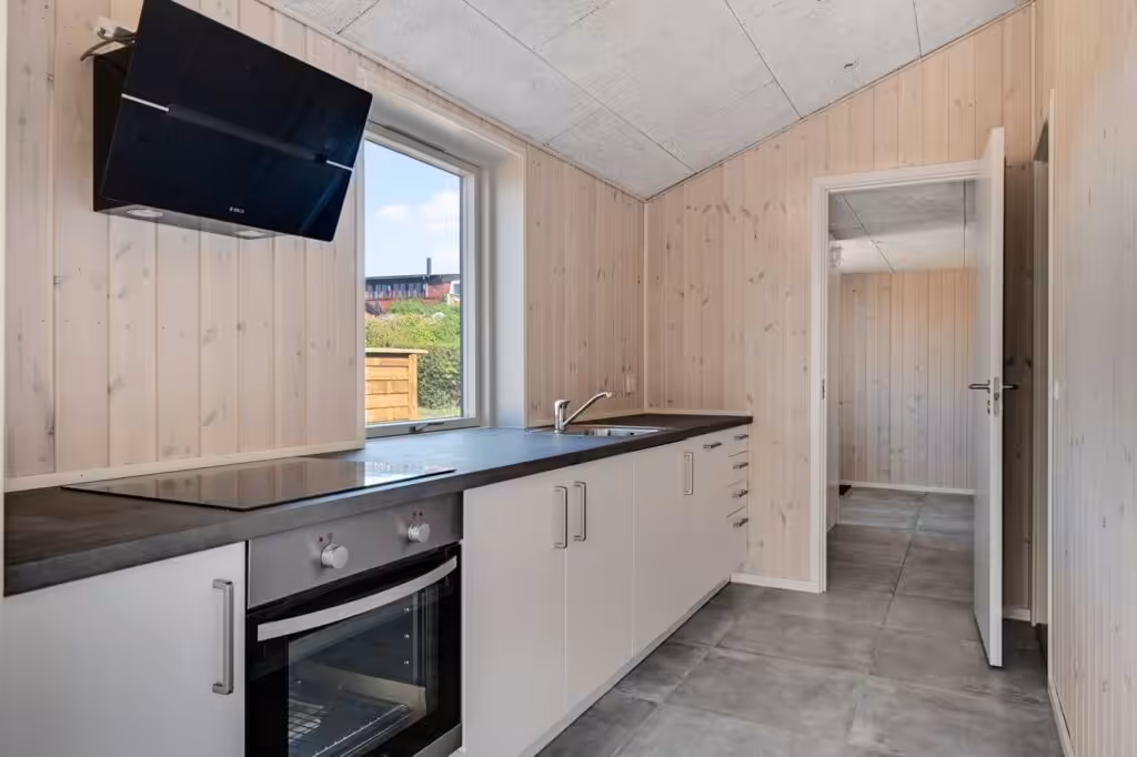 Ny invendigt køkken efter om- og tilbygning af sommerhus i Karrebæksminde