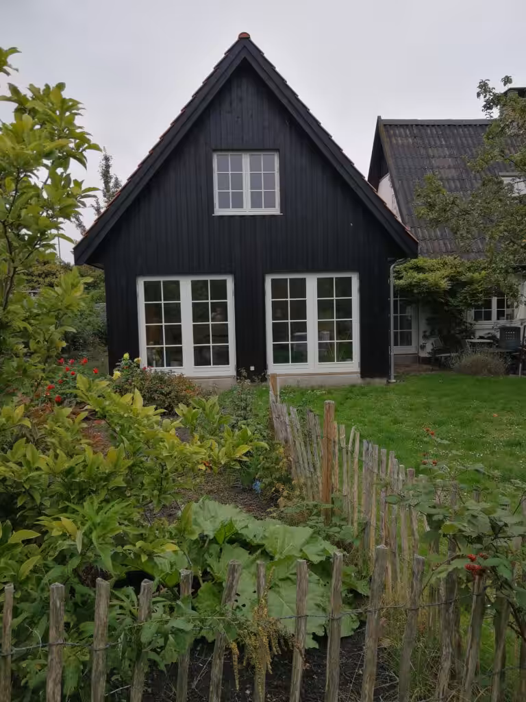 Tilbygning i træ på klassisk 60'er hus
