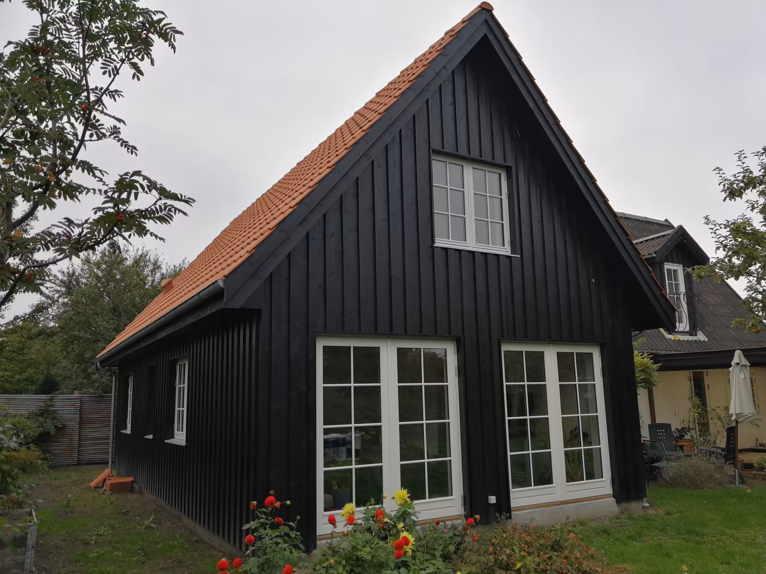 Færdig tilbygning i træ på klassisk hus på Amager